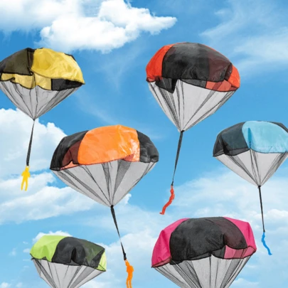 Crossborder Hand Throw Parachute Toy, Flying Parachute With Soldier Figurine, Outdoor Sports Toy [Random Soldier Figurine Included]