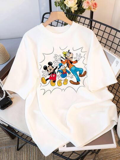 Disney 这款白色女式T恤采用宽肩设计、圆领和短袖款式，非常适合日常穿着，也特别适合温暖的春夏季节。短袖上衣饰有时尚的卡通图案。它不仅是日常穿着的理想之选，也是馈赠家人、朋友和孩子的绝佳礼物。