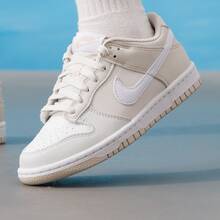 Giày thể thao cổ thấp NikeCourt đa năng, thoải mái, bền bỉ với màu trắng/vàng be. - Trắng Xám - Xem 3