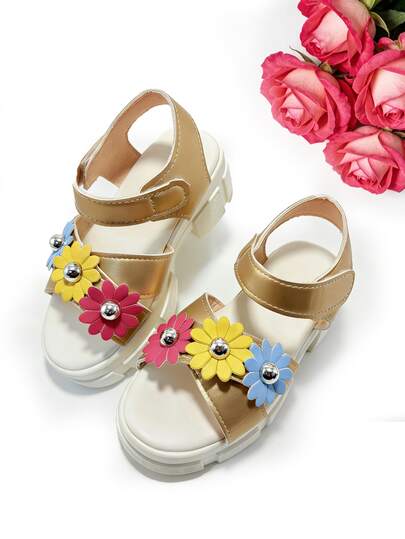 Dép xăng đan mùa hè cho bé gái, quai kép màu vàng kim, trang trí hoa nhiều màu sắc và ngọc trai bạc, đế dày màu trắng, thoải mái chống trơn trượt, thiết kế tiện dụng, dễ thương và đa năng, phù hợp cho học sinh tiểu học.