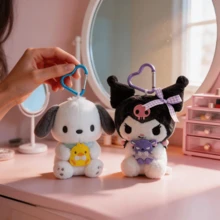SANRIO 官方卡通毛绒钥匙扣。尺寸：13-15.5厘米/5.12-6.1英寸。柔软的卡通毛绒玩具钥匙扣，适合儿童和粉丝——可用于玩耍、房间装饰和展示，也可作为可爱的背包和书籍配件。是生日、情人节、复活节、万圣节、感恩节、圣诞节和新年等节日的完美礼物。 - 彩色 - 查看 2