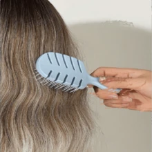 1 pieza Peine para dar forma al cabello rizado, adecuado para cabello rizado, ondulado o en espiral - Peine ligero con diseño flexible antiestático, desenreda fácilmente el cabello, crea estilos rizados y agrega volumen; La estructura transpirable ayuda al secado rápido y al fácil peinado con calor; Mango ergonómico antideslizante para un agarre cómodo; Adecuado tanto para hombres como para mujeres; Ideal para el cuidado diario del cabello y uso en salón - Peine con cojín de aire - Ver 1