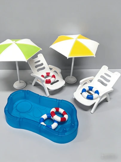 一套迷你娃娃屋游泳池模型，包括游泳圈、椰子树、遮阳伞、沙滩椅和迷你装饰品