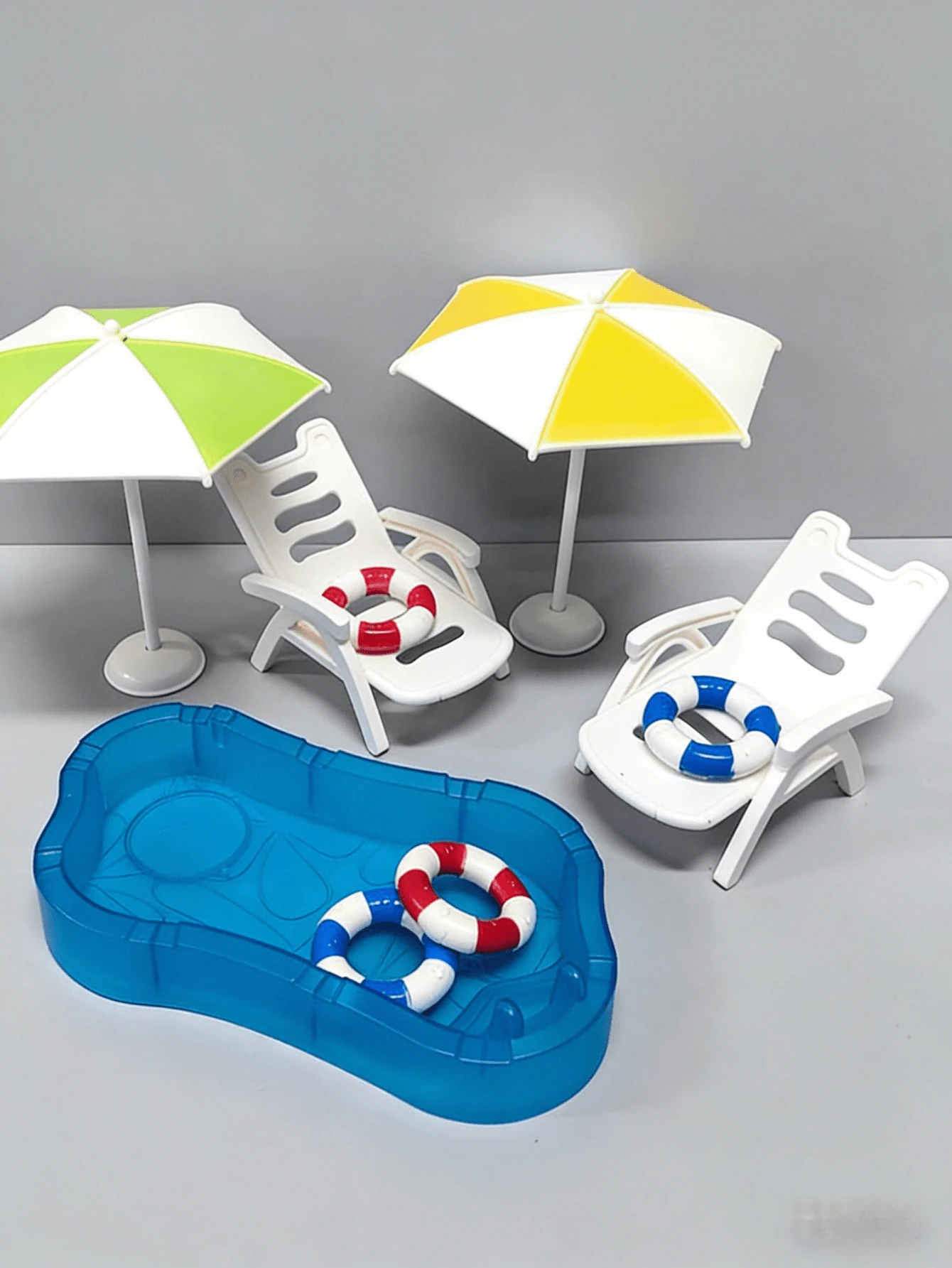 一套迷你娃娃屋游泳池模型，包括游泳圈、椰子树、遮阳伞、沙滩椅和迷你装饰品 - 彩色 - 查看 1