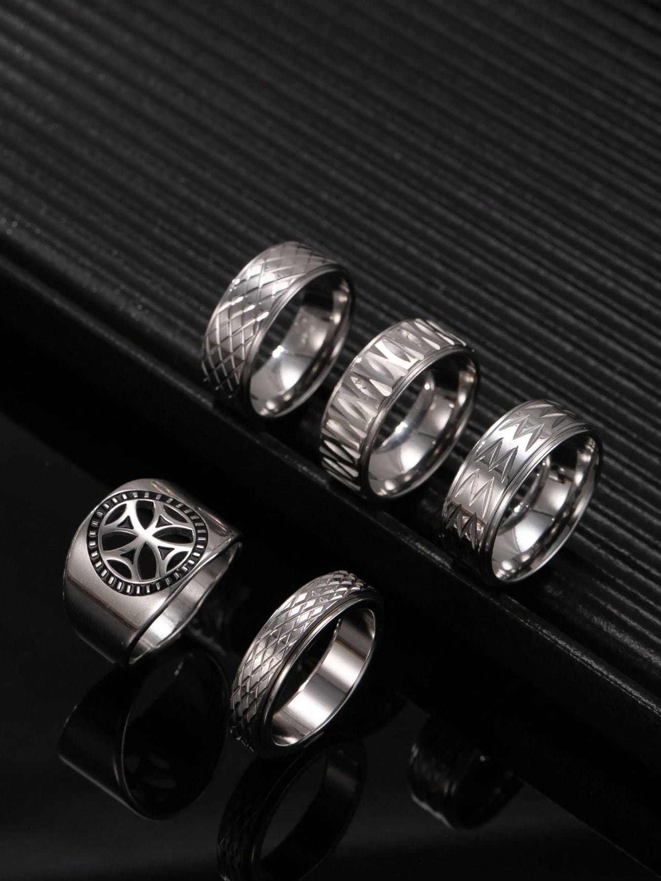 Set de 5 anillos de acero inoxidable de moda para hombres en color plata, que incluye elementos de cruz, mate y piel de serpiente, adecuados para el uso diario y como accesorios para vacaciones - Plateado - Ver 1