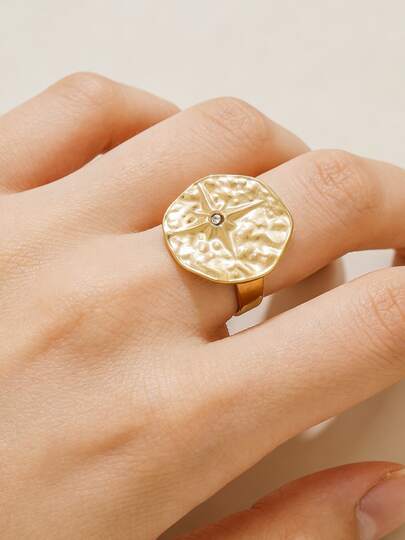 1 chiếc nhẫn nữ kiểu dáng cổ điển sang trọng bằng thép không gỉ mạ vàng 18K, thiết kế bất đối xứng, chạm khắc nổi và đính pha lê chấm tròn, thích hợp đeo hàng ngày, đi làm, dự tiệc hoặc đi nghỉ mát.