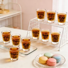 4 Peças Copos de Dose de Vidro Transparente Engraçados, Estilos de Impressão de Letras Aleatórias, Mini Copos Reutilizáveis de 50ml, Bottom Pesado, Durável, Adequado para Festa, Inauguração da Casa, Aposentadoria, Aniversário, Casamento, Aniversário, Carnaval, Feriados (Dia dos Namorados, Páscoa, Dia das Mães, Maioridade, Formatura etc.), Ótimo Presente para Melhores Amigos, Colegas, Vizinhos, para Bebidas Destiladas, Uísque, Gim, Shots de Gelatina e Várias Bebidas Gaseificadas (6 Estilos de Cores) - Visão 4