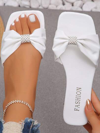 2026 Summer Bestseller Fashion Women's White Flat Sandals, Bowknot & Rhinestone Decor, Plus Size Square Toe Design, Open Toe, Non-Slip, Comfortable Minimalist, Versatile, Suitable For Vacation, Beach, Home, Outdoor, Countryside, Casual Wear