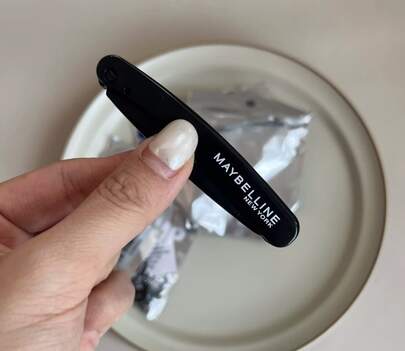 Maybelline Recortador de cejas portátil y plegable - Navaja de cejas para principiantes con peine protector, herramienta de belleza para el afeitado facial unisex