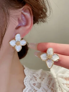 1 Pair Of Fashionable, Multifunctional And Elegant Four-Leaf Clover Enamel Earrings, Minimalist 3D Hibiscus Flower Earrings, High-End Earring Accessories - Beige - View 4