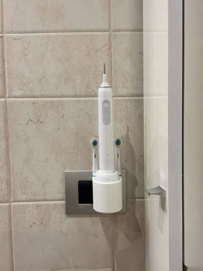 Bộ 2/1 giá đỡ bàn chải đánh răng điện hiện đại tối giản, giá đỡ sạc bàn chải đánh răng điện, hỗ trợ chắc chắn, trạm sạc bàn chải đánh răng điện | Giá treo tường chống nước và bộ sắp xếp dây cáp ẩn - Tiết kiệm không gian, nhựa bền, lắp đặt không cần keo dán, phụ kiện phòng tắm hiện đại