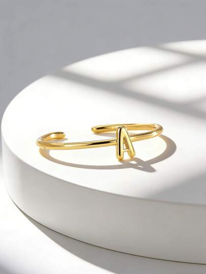 Charm-In Pierścionek z inicjałem alfabetu, platerowany 18-karatowym złotem | Delikatny, spersonalizowany pierścionek dla kobiet | Idealny na prezent i do noszenia na co dzień