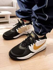 Giày bóng rổ cổ cao Nike Team Hustle D 9 thoải mái và đa năng, có các màu đen, trắng và vàng. - Trắng/Đen/Vàng - Xem 1