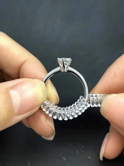 Dụng cụ chỉnh kích cỡ nhẫn vô hình có thể điều chỉnh, tự thu nhỏ và ôm sát để ngăn nhẫn lỏng lẻo rơi ra, phù hợp với hầu hết mọi loại nhẫn, dễ sử dụng, bền bỉ.