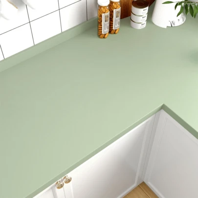 1 rolă, tapet mat verde, culoare solidă, tapet modern, autoadeziv PVC rezistent la apă și ulei, tapet detașabil din material PET cu linii de grilă clare pe spate, ușor de tăiat și feliat. Perfect pentru transformarea mobilierului și pereților vechi, tapet verde potrivit pentru suprafețe netede, renovarea bucătăriei, meselor, băii, noptierelor, colțișoarelor, dormitorului, camerei de zi și a altor piese de mobilier.