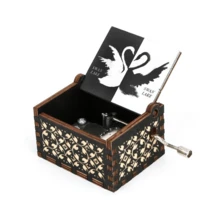 1 pezzo Scatola musicale vintage in legno con incisione laser azionata a mano, adatta come regalo per la Festa della Mamma/Compleanno/Anniversario/Matrimonio, decorazione per casa, ufficio o scrivania - 1PC - Visualizzare 10