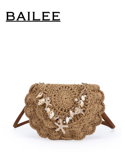 スタイリッシュで カジュアルな ポータブル ホリデーテーマの ハンドメイド ハーフサークル レースアクセサリー、フェイクパールパッチと海洋テーマのオーナメントペンダント付き、フリップカバー保護ケース設計。磁気スナップ式クロージャー。レディース ショルダーバッグ、クロスボディバッグ、ハンドバッグ。バケーション、ファッショナブルなコーディネート、友人との買い物に最適。