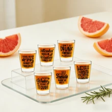 4 Peças Copos de Dose de Vidro Transparente Engraçados, Estilos de Impressão de Letras Aleatórias, Mini Copos Reutilizáveis de 50ml, Bottom Pesado, Durável, Adequado para Festa, Inauguração da Casa, Aposentadoria, Aniversário, Casamento, Aniversário, Carnaval, Feriados (Dia dos Namorados, Páscoa, Dia das Mães, Maioridade, Formatura etc.), Ótimo Presente para Melhores Amigos, Colegas, Vizinhos, para Bebidas Destiladas, Uísque, Gim, Shots de Gelatina e Várias Bebidas Gaseificadas (6 Estilos de Cores) - Visão 9