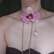 1 chiếc vòng cổ hoa loa kèn thiết kế thủ công, kiểu dáng ôm sát cổ, mặt dây chuyền tua rua đính ngọc trai pha lê, trang trí hoa văn thanh lịch kiểu Pháp, phong cách Bohemian, thích hợp cho tiệc tùng, tiệc chiêu đãi, đám cưới, ngày lễ, hẹn hò và các dịp khác. - Dây chuyền vỏ sò đeo xương đòn - 1 chiếc - Xem 10