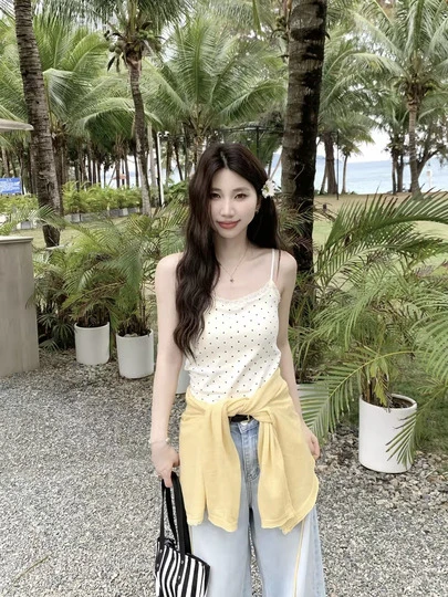 Áo tank top cổ chữ V chấm bi cổ điển dành cho nữ, thích hợp mặc mùa hè.