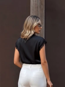 1件女士纯色甜美哥特风黑色缎面蕾丝拼接V领系带宽松飘逸上衣，适合度假、约会、办公、日常穿着，四季皆宜。 - 黑色 - 查看 3