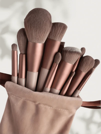 13件套化妆刷套装，柔软蓬松，包含专业粉底刷、散粉刷、眼影晕染刷，附赠化妆包和化妆海绵，适合初学者，随机棕色系。化妆刷采用柔软纤维材质，方便携带，是旅行、度假和海滩的理想之选，也是送给女性和女孩的绝佳礼物。刷柄不含BPA和ABS塑料，适合初学者和专业人士使用，是化妆师的必备工具。