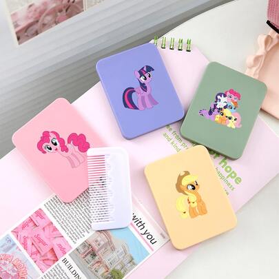  Bộ lược và gương gấp My Little Pony, gương trang điểm du lịch di động: Một chiếc gương trang điểm nhỏ gọn, di động với nắp gập (có thiết kế các nhân vật My Little Pony nổi tiếng). Kích thước bỏ túi, đây là vật dụng không thể thiếu trong túi xách của mỗi phụ nữ và là món quà hoàn hảo dành cho phái nữ. Bộ dụng cụ tạo kiểu tóc.