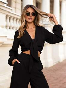 女士春夏休闲优雅家居服套装，正面系带隐形按扣设计，灯笼长袖上衣搭配带口袋的松紧腰阔腿裤。适合商务办公场合和休闲穿着。 - 黑色 - 查看 2