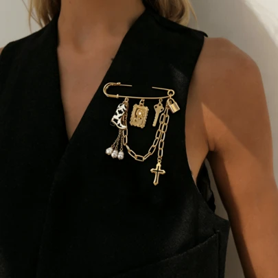 1pc Fashionable Bohemian Style Vintage Chain Lock Clasp Milk Texture Boots Tassel Brooch, Luxury Women Clothing Accessory