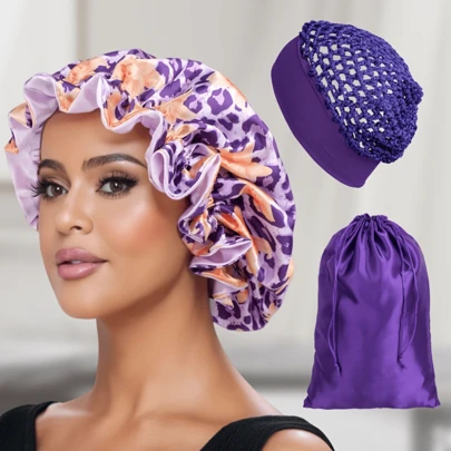 3件套双层女士缎面睡帽，豹纹百合花图案，配缎面收纳袋、发网帽、弹性宽帽檐，柔软舒适，适合睡眠和日常使用。
