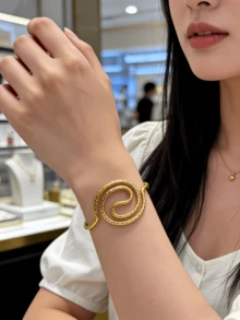 1 chiếc vòng tay vàng hình xoắn ốc thời trang, phù hợp cho nữ - Thiết kế tối giản, có thể điều chỉnh, kiểu dáng hình học rỗng, bất đối xứng độc đáo, lý tưởng cho đeo hàng ngày và dự tiệc, quà tặng trang sức. - Vàng - Xem 8