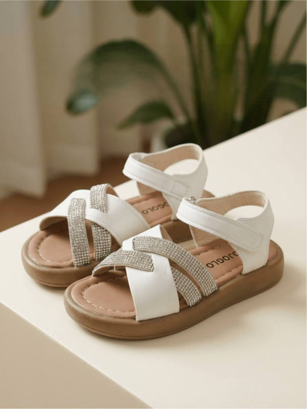 Sandalias con tiras cruzadas brillantes para niños de 3 a 12 años. Material de PU mate + decoraciones cruzadas con brillo completo. Dedo del pie descubierto con banda cruzada ancha + cierre de en el tobillo. Costura recta + suela de goma suave antideslizante marrón. Estilo de princesa dulce, soñador y exquisito. Adecuado para uso diario escolar / fiesta formal / salidas de vacaciones. ¡Sandalias de primavera/verano!