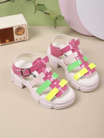 1双时尚儿童凉鞋，彩色女童厚底凉鞋，金属扣儿童罗马鞋，魔术贴设计，柔软防滑耐磨鞋底，适合宴会、聚会、派对、婚礼、度假等场合。