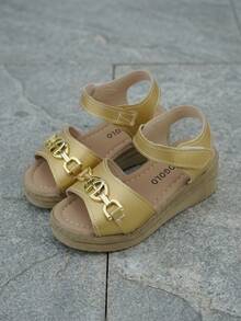 Sản phẩm mới về: Sandal đế cao màu vàng cho bé gái từ 3-12 tuổi. Chất liệu giả da/PVC bóng bẩy màu vàng kim + trang trí dây xích kim loại + khóa dán ở mắt cá chân. Phong cách nghỉ dưỡng giản dị nhưng sang trọng. Thích hợp cho các hoạt động hàng ngày, dịp trang trọng và kỳ nghỉ biển. Hoàn hảo cho trang phục mùa xuân và mùa hè! - Vàng - Xem 5