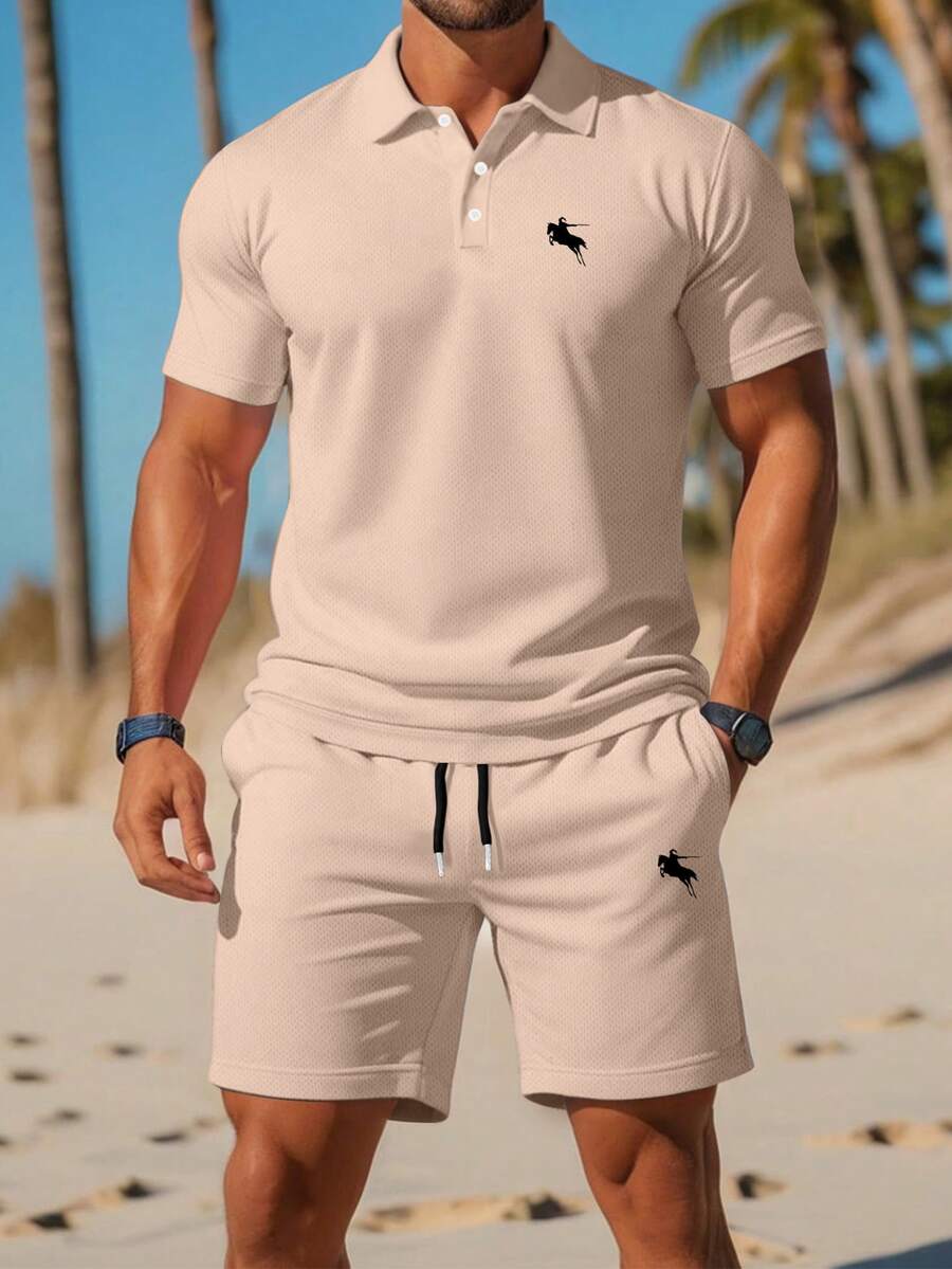 Set de 2 piezas Camisa polo casual y pantalón corto con cordón para hombres talla grande, estampado de caballero y caballo, ropa deportiva cómoda y transpirable para uso diario en verano - Albaricoque - Ver 1
