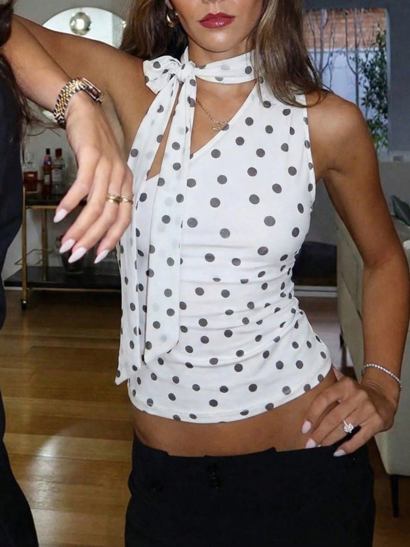 Blusa elegante de mujer con hombros asimétricos, de malla de punto y lunares, nueva colección Primavera/Verano 2026 - Blanco - Ver 1