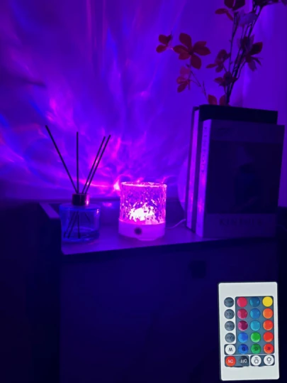 1个16色LED投影灯，带水波效果，触摸/遥控，USB供电，卧室夜灯，适用于卧室氛围、节日装饰和生日派对，ABS材质，卧室投影灯