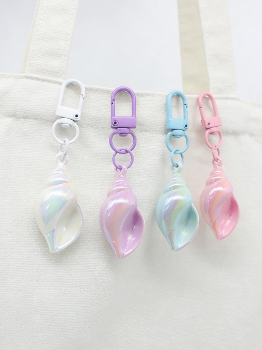 Porte-clés léger et mignon en forme de conque pastel, charm de sac en coquillage irisé pour femmes, accessoire de voyage parfait pour les sacs et les voitures, cadeau d'anniversaire ou de fête idéal pour les amis et la famille, accessoire de sac kawaii avec porte-carte d'identité et sac de rangement pour pièces de voiture, cadeaux pour la mère, le père, la remise des diplômes et l'enseignant