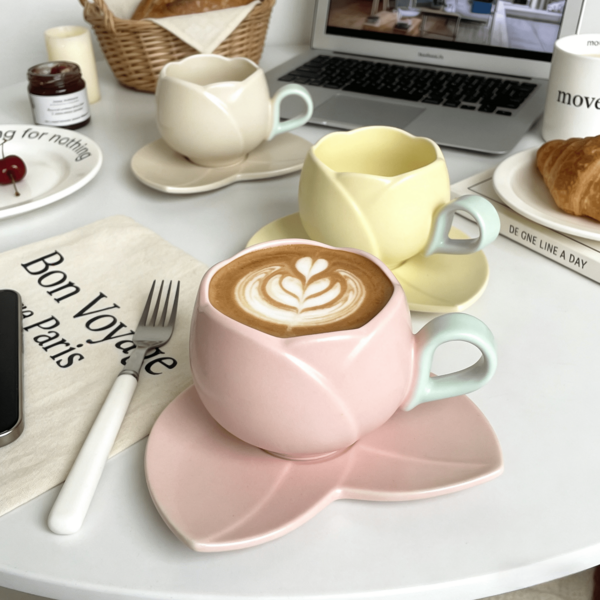 1 pieza Juego de taza y platillo de café con patrón de tulipanes hecho a mano, de cerámica. Juego de taza de cerámica vintage, caja de regalo para el té de la tarde, vajilla para el té de la tarde. Un juego de tazas y platillos de café que transmiten un sentido de ocasión especial.