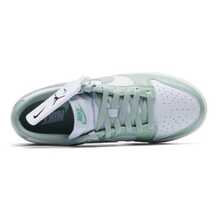 Nike 女款 Dunk 舒适柔软休闲百搭日常低帮运动鞋，白色和绿色 - 白綠色 - 查看 5