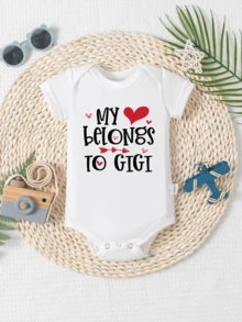 Baby Bodysuit"My Heart Belongs To Gigi" With Red Heart & Arrow Accents, Newborn Cute Grandparent - Love Outfit,Cotton - 白色 - 查看 1