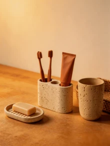 Hộp đựng đồ dùng nhà tắm kiểu Wabi-Sabi màu trắng ngà làm từ nhựa, mang họa tiết lấy cảm hứng từ đá travertine tự nhiên. Chiếc hộp màu trắng kem này có các chi tiết xốp tự nhiên và các cạnh bo tròn mềm mại. - Nhiều màu - Xem 5