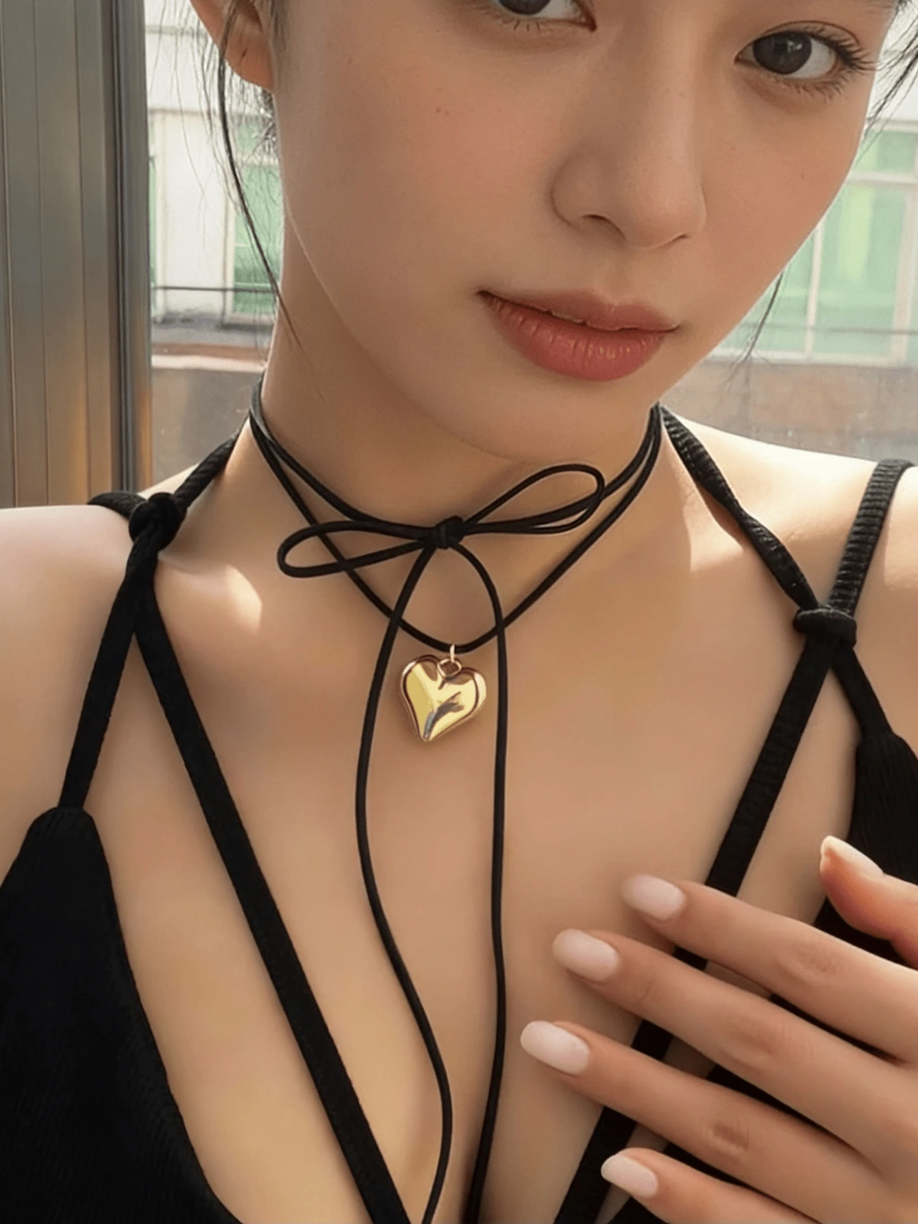 1件欧美跨境珠宝，夸张项链配饰，独特天鹅绒蝴蝶结心形吊坠项链 - 彩色 - 查看 1