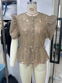 女款蕾絲荷葉邊下擺單排釦花瓣袖優雅襯衫 - 咖啡棕 - 查看 2
