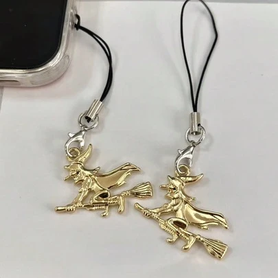 2个女巫骑扫帚手机挂饰，通用智能手机配件，创意独特小礼物，万圣节新品，可挂耳机/USB