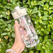 HILAKE 1 bình nước tái sử dụng 14oz, 20oz, 27oz in hình nơ và hoa cúc - Lý tưởng cho phòng tập thể dục, văn phòng, lễ hội, tiệc bãi biển, sinh nhật, đám cưới, kỷ niệm, Ngày của Mẹ và mùa hè. - Nhiều màu - Xem 6