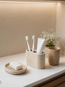 Hộp đựng đồ dùng nhà tắm kiểu Wabi-Sabi màu trắng ngà làm từ nhựa, mang họa tiết lấy cảm hứng từ đá travertine tự nhiên. Chiếc hộp màu trắng kem này có các chi tiết xốp tự nhiên và các cạnh bo tròn mềm mại. - Nhiều màu - Xem 6