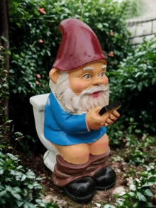 Small Resin Figurine - Mini Willy Dwarf Toilet Decor, Suitable For Lawn Decoration, Indoor And Outdoor, Interesting Red And Green Tones - A - View 3