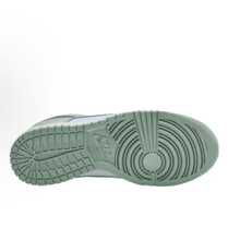 Nike 女款 Dunk 舒适柔软休闲百搭日常低帮运动鞋，白色和绿色 - 白綠色 - 查看 9