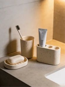 Hộp đựng đồ dùng nhà tắm kiểu Wabi-Sabi màu trắng ngà làm từ nhựa, mang họa tiết lấy cảm hứng từ đá travertine tự nhiên. Chiếc hộp màu trắng kem này có các chi tiết xốp tự nhiên và các cạnh bo tròn mềm mại. - Nhiều màu - Xem 1